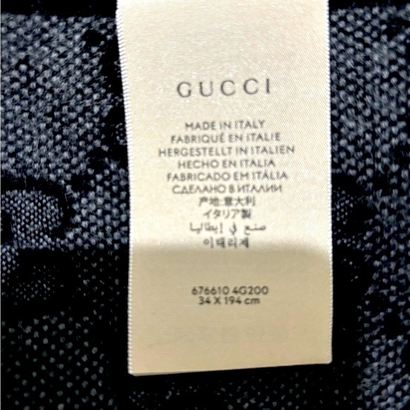 GUCCI Scarf! NEW! GG Pattern in REVERSABLE colors, the size is 34 x 194cm. - Picture 2 of 10